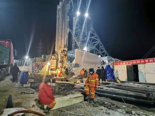 记者夜探栖霞笏山金矿事故救援现场
