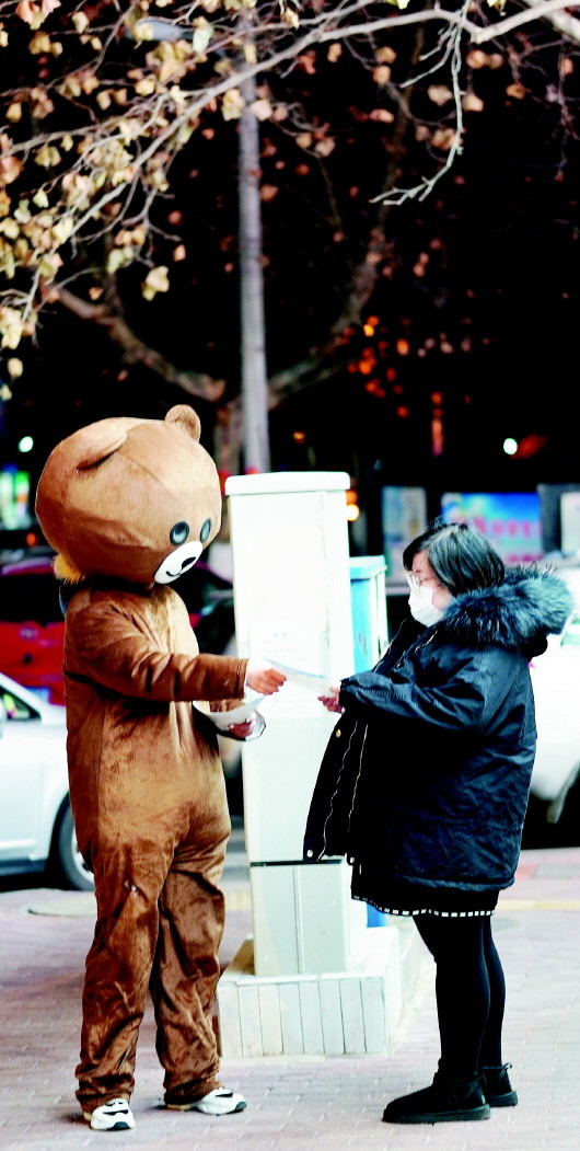 酷寒街头记者变身派单熊看不清路还要自谋生路站到天黑挣了80块钱