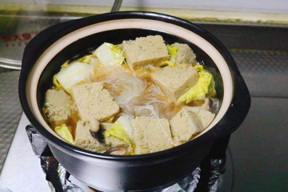 中火炖5分钟左右,要留一部分汤汁冻豆腐才好吃;5.