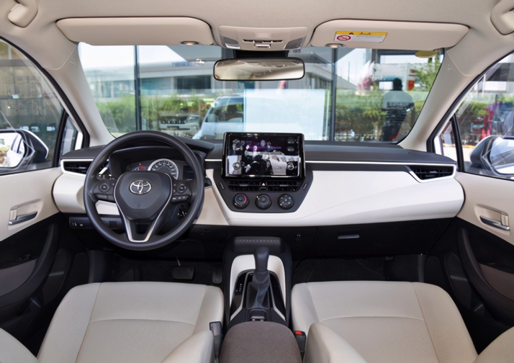 在内饰反面,卡罗拉这款车的内部设计很舒适.