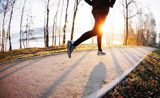 跑步锻炼早上跑和晚上跑利弊如何?如何选择更适合自己的跑步时间