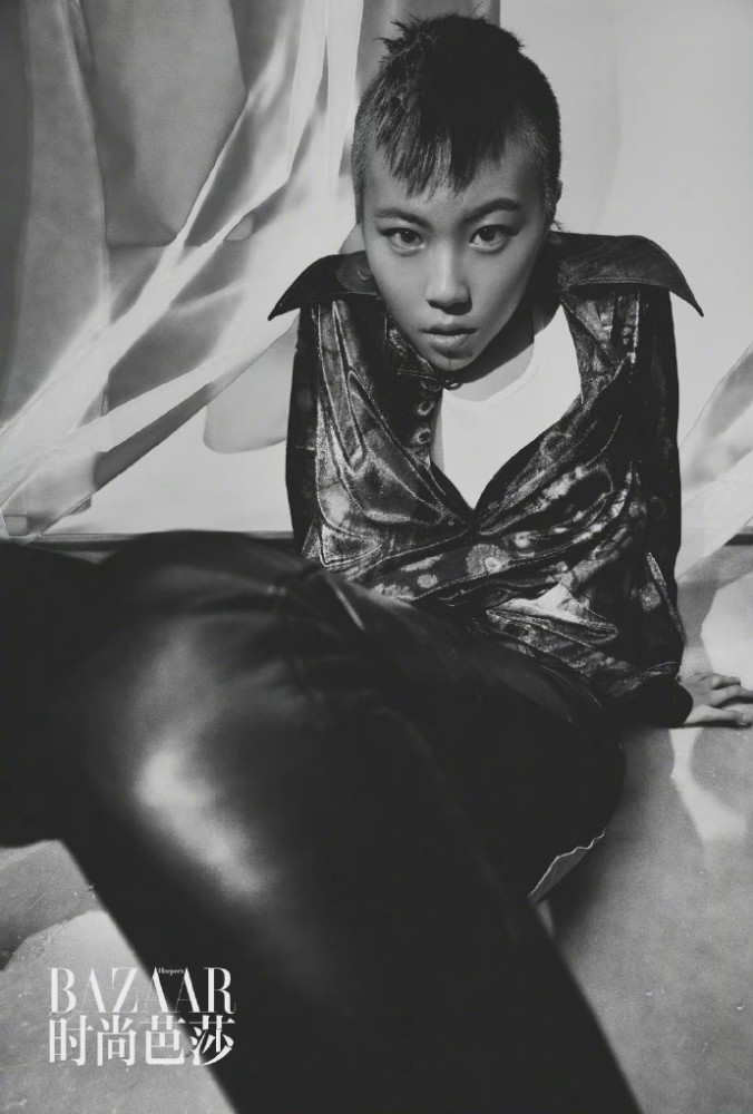 窦靖童登杂志封面 克服恐惧去勇敢