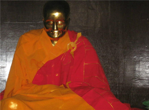 其中一尊叫菩萨就是当年的海玉和尚,既是无暇禅师,于1498年出生在