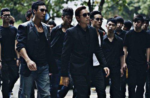 广东最嚣张黑帮老大,随意打杀小弟,庭审现场目露凶光,拒不认罪