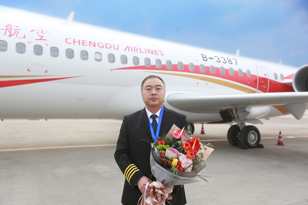 "神鸟"展翅最帅天团亮相 试飞机组告诉你试飞到底试什么