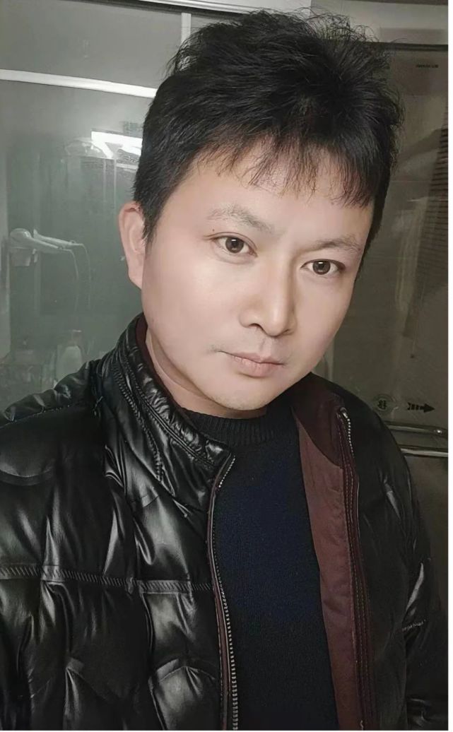 严俊:皖南花鼓戏青年男演员,1985年3月出生于宣城新田镇梨园世家.