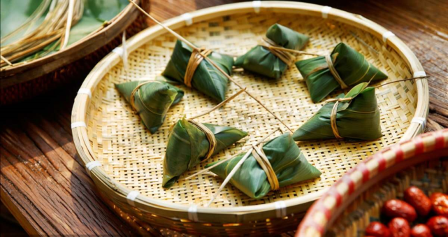 那粽子大概要煮两三个小时,只有煮到时间了,竹叶的香味才能浸润到糯米