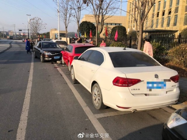 造成其中两辆车受损严重,一辆小车辆轻微损失的交通事故