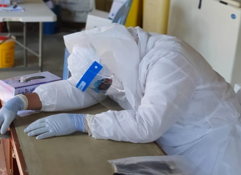 抗疫前线医趴睡猝逝全身紧穿防护衣生前累瘫照震撼万人