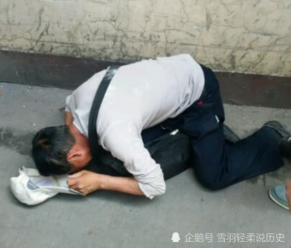 随州老人骑车拐弯碰到汽车,司机跪求:你放过我,我明天要结婚了!