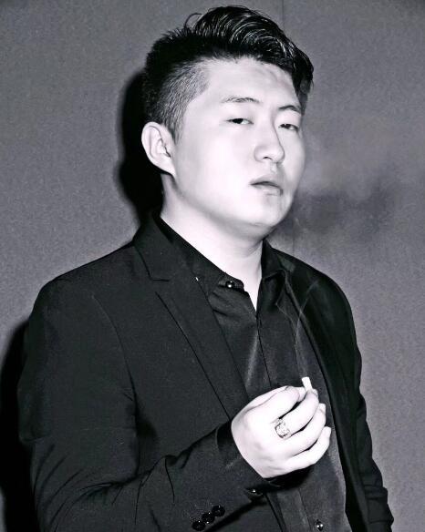 除了阿哲,沈曼这些元老级主播之外,当然也包括小洲,还有霹雳爷们儿
