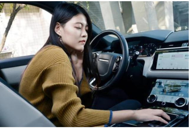 女司机技术太差车库内连撞3辆豪车建议重考驾照