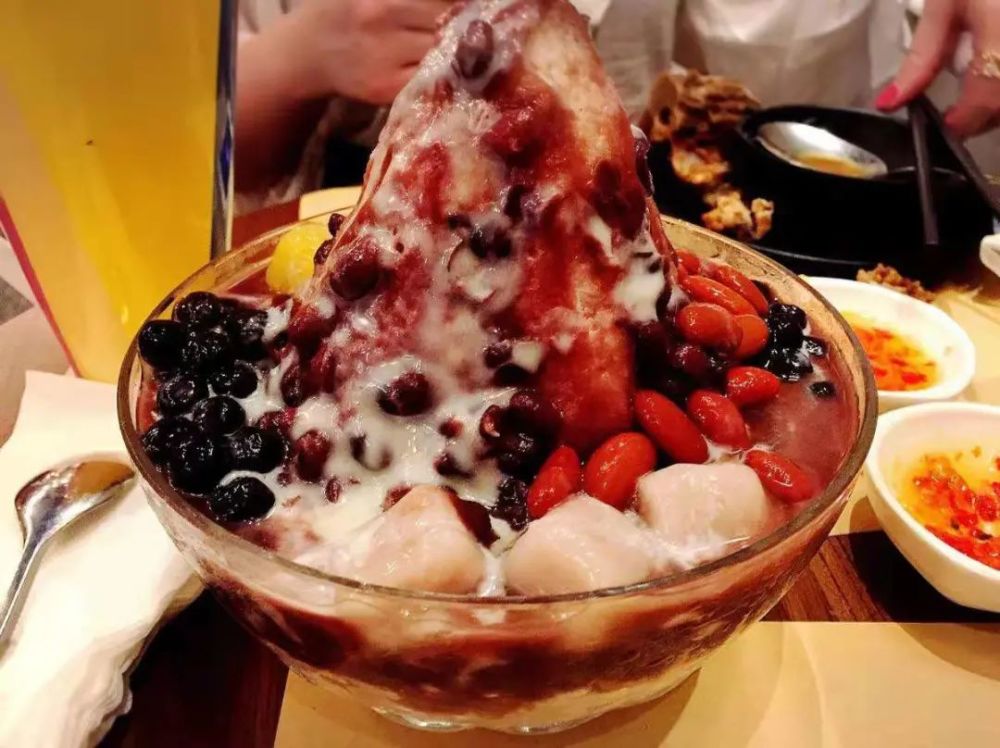 腊八前一天,人们一般用钢盆舀水结冰,等到了腊八节就脱盆冰并把冰敲成