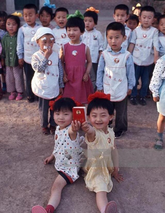 70年代老照片 大街上几乎看不到胖的人 最后一张在当时真大胆 腾讯网