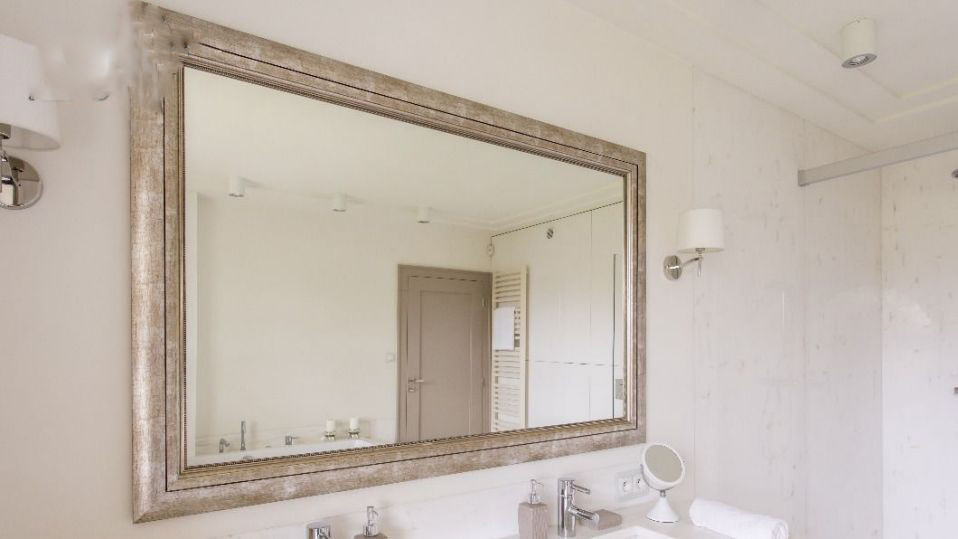 这面镜子不简单女孩感觉新家里的大镜子不对劲后面果然有玄机