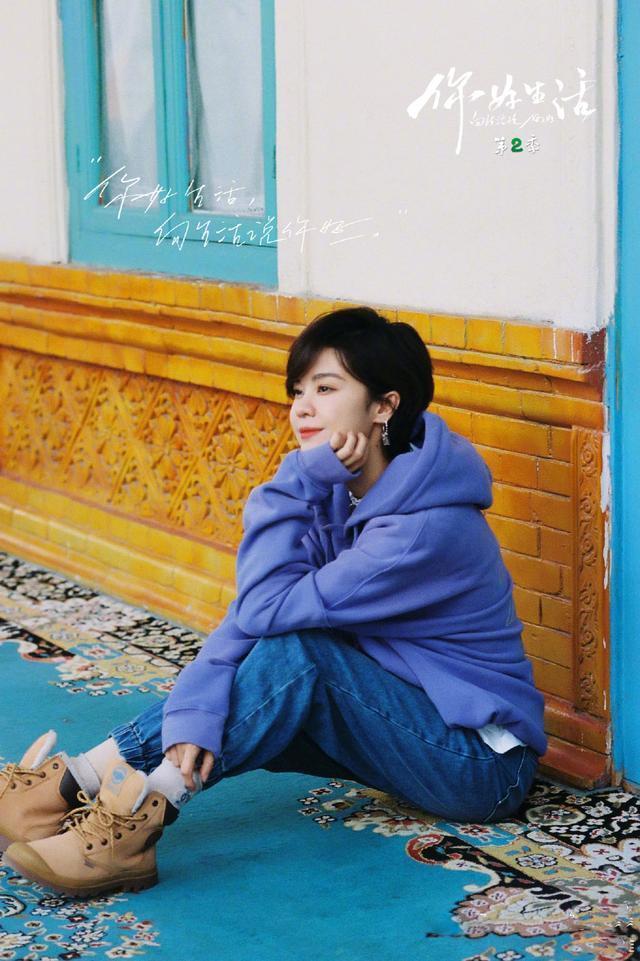 还是央视镜头真实郁可唯羽绒服配卫衣认真过冬反而更有邻家感