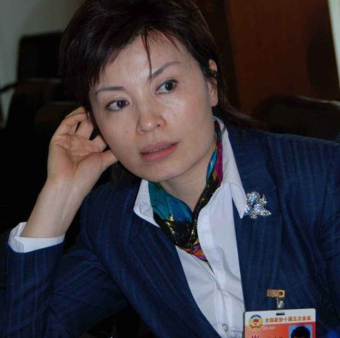 儿子坠楼,仍淡定播完节目,李瑞英被痛批"冷血",她做错了吗?