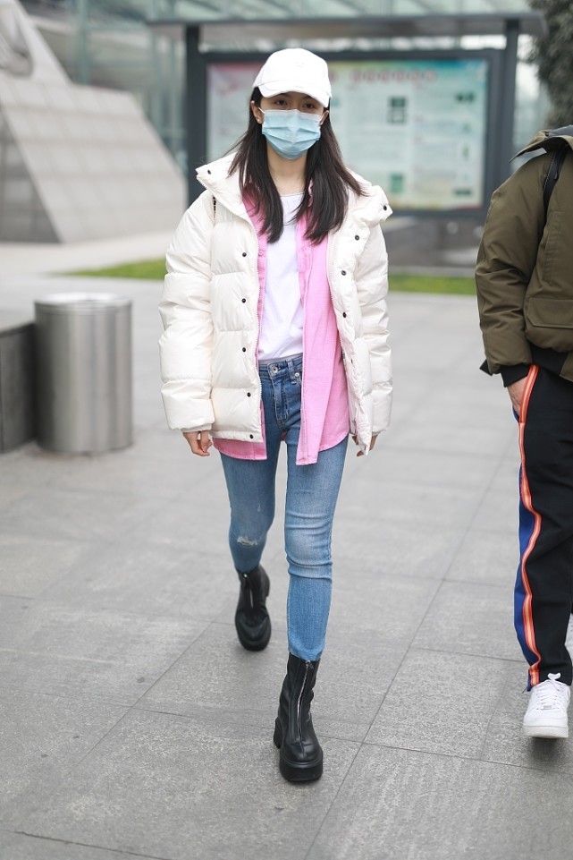 赵今麦现身机场,新一代国民女神!