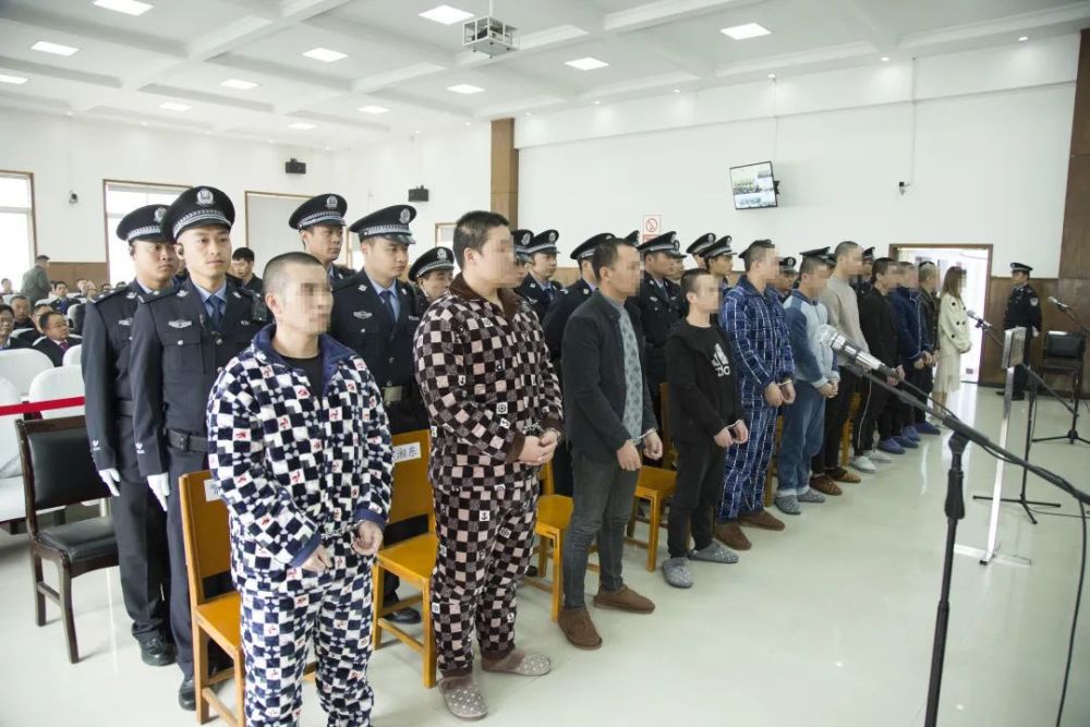 在办理喻某某等11人组织,领导,参加黑社会性质组织案时,汉川市检察院