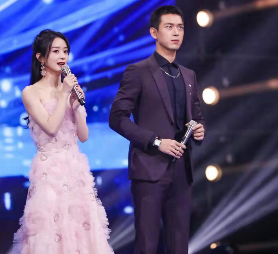 梁朝伟亮相某活动与赵丽颖章子怡李现同框网友一家四口