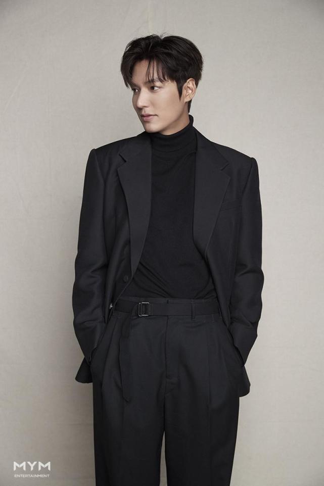 33岁李敏镐西装照秀雕塑般侧脸喉结迷人坦言不想再做白马王子欲转型