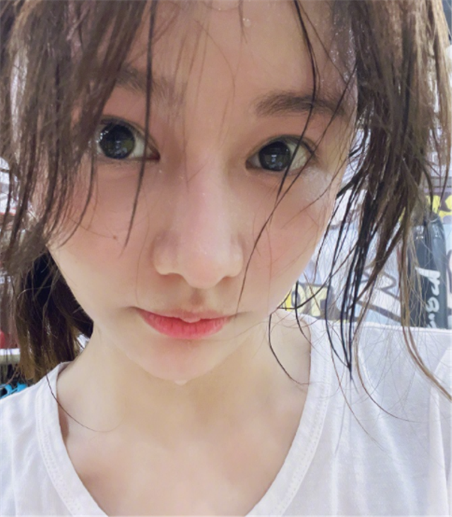 miss晒出健身后素颜照汗水还在下巴上粉丝重回17岁巅峰颜值
