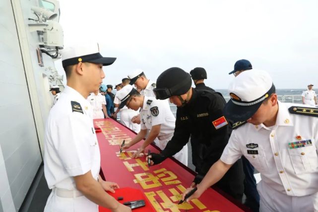 "编队指挥员王占武说,"举行告别祖国·勇闯大洋宣誓仪式,目的是让