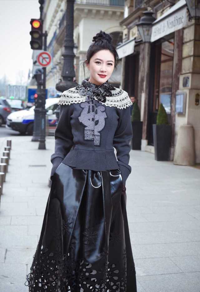 田海蓉真是贵族脸一身黑白灰打扮气质惊艳处处透露着高级