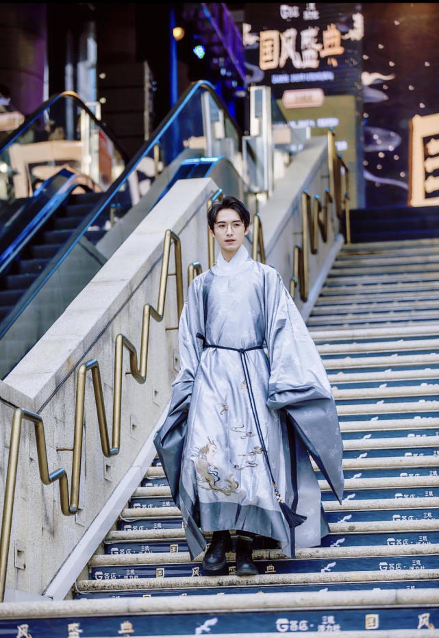 新青年上封面汉服打工人宫寒从三维游戏动画师到全职模特