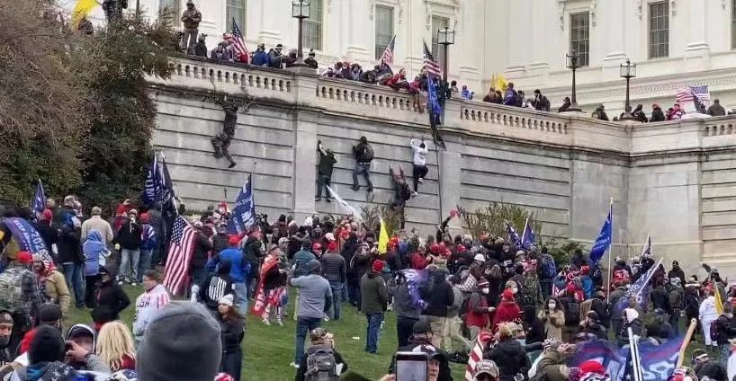 美国国会暴乱事件震惊世界!不止民主成了笑话,联邦调查局更丢脸