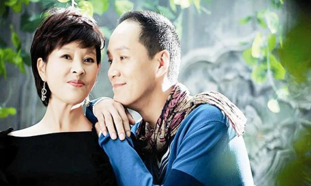 46岁央视女主持李文静,坦言不喜欢孩子,和老公坚持做丁克一族