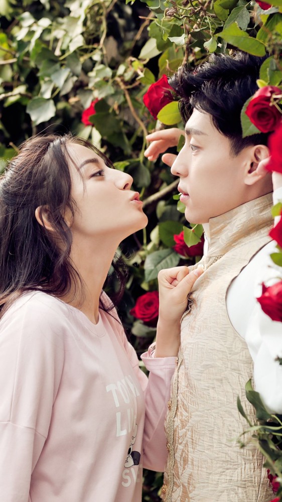 迪丽热巴气质真出众!连衣裙优雅又轻盈,耳饰好有个性