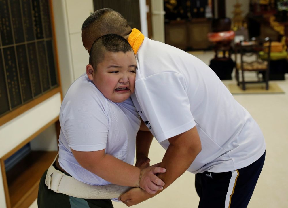 年仅10岁已85公斤日本小相扑力士赛场外的生活
