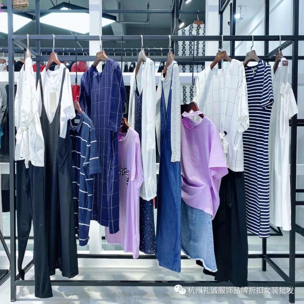 星期天品牌折扣服装店进货如何选择服装档次销量高?