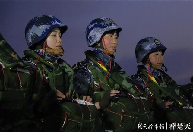 天女散花空降兵某旅新训女兵圆满完成跳伞训练