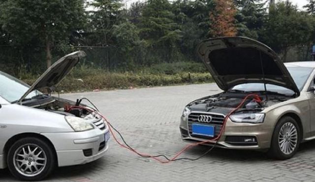 就可以让他们下车帮忙在后面推车,自己在车上尝试打火,一般来讲多试几