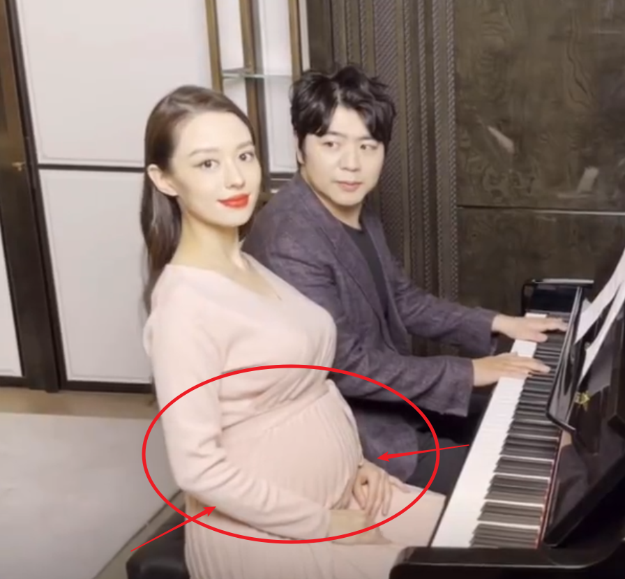 吉娜晒与郎朗四手联弹视频,孕肚明显可见,终于不再是平坦肚子了!