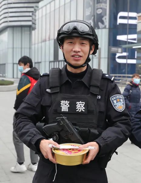 护旗1号丨腊八遇上大寒一线民警心也暖