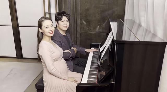 吉娜孕8月肚大如箩腰身臂膀粗一大圈肩宽背厚穿衣勒出赘肉