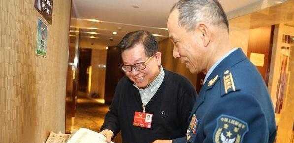 他偷开战机回归大陆,躲过12架战机追击,落地后:我终于到家了