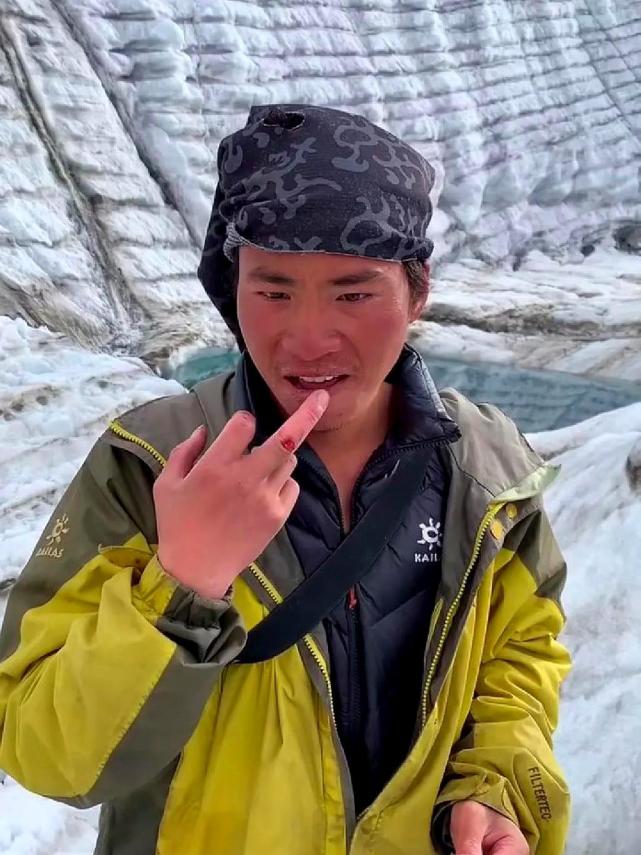 西藏冒险王尸骨未寒,同伴小左忙着直播带货,忍不住