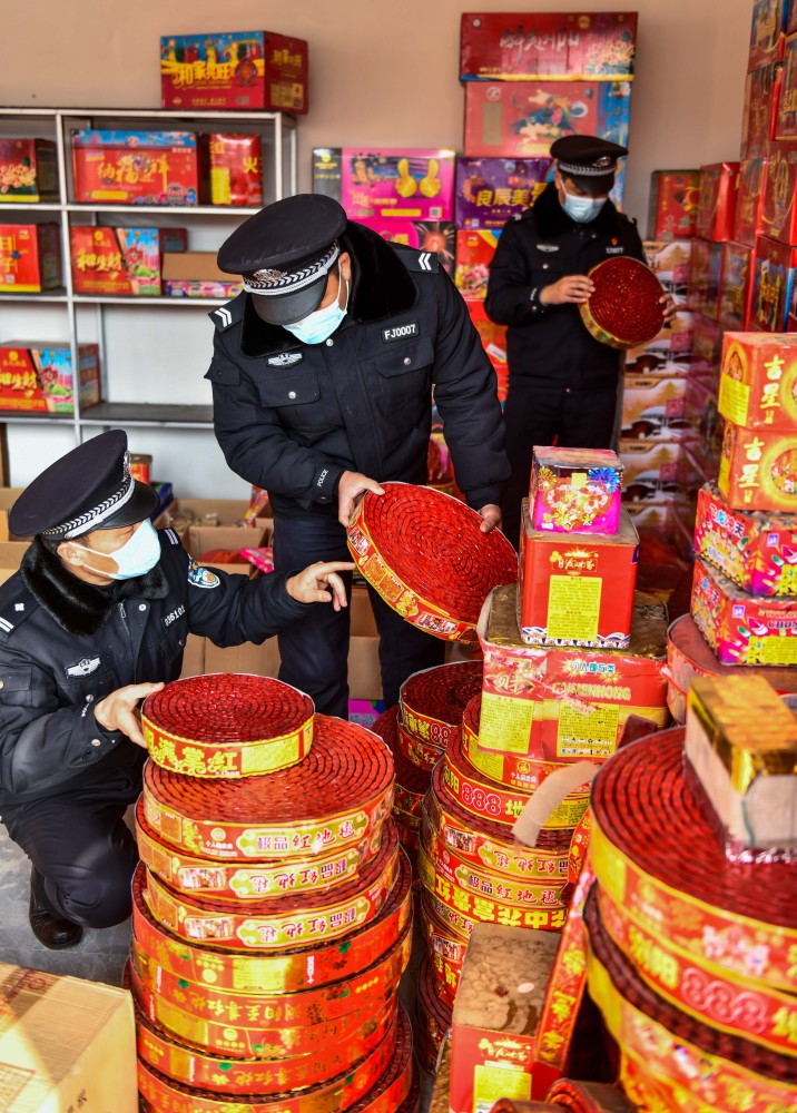 台儿庄公安分局严查烟花爆竹市场