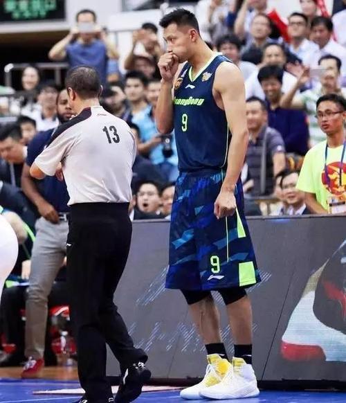 穿错鞋险些导致受伤易建联的换鞋门究竟是怎么回事