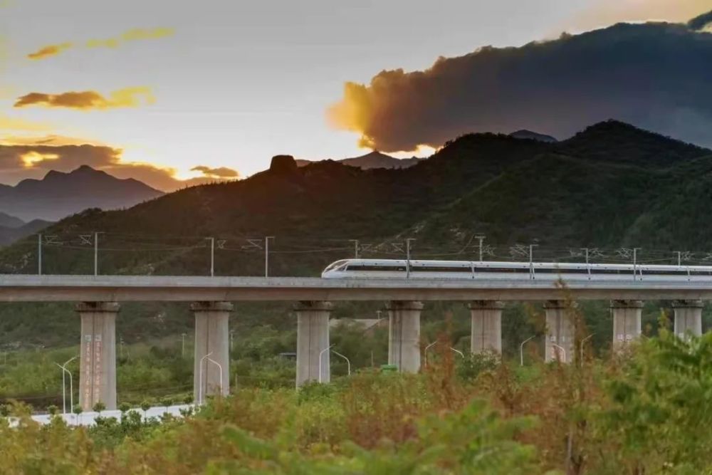 对京张高铁,市郊铁路怀密线(s5线)等干线铁路沿线缺失林带进行绿化