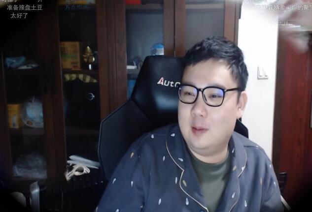 粉丝霸屏要求pdd道歉,结果却遭大马猴碾压|主播|pdd|李老八|斗鱼