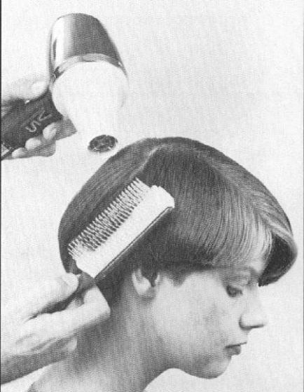 为了得到理想的最后效果,用刷子提起发片并向内弯曲,可以使顶部头发