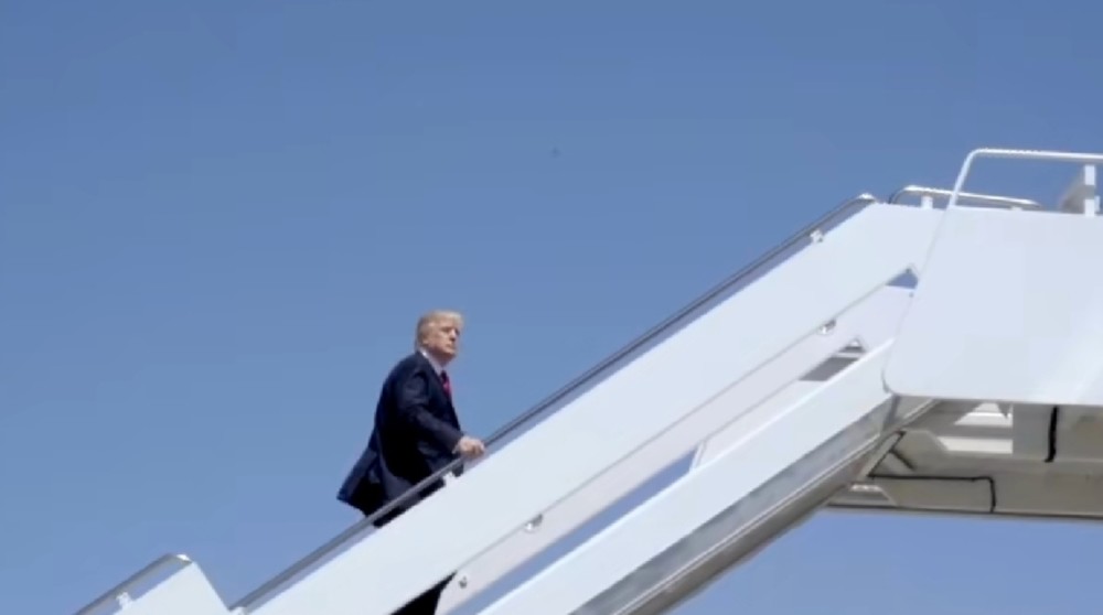 川普给世人留下了一个孤单的背影,而春风得意的拜登即将登上王者之座.