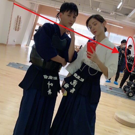 金晨片场拍戏,陪她的男子超眼熟,看清正脸:难怪连拒三个男嘉宾