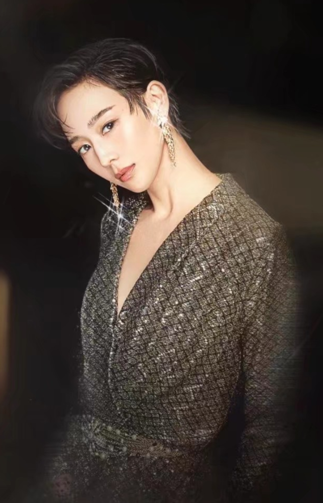 张钧甯短发配修身皮裙又美又飒颇有一番大总攻的气质