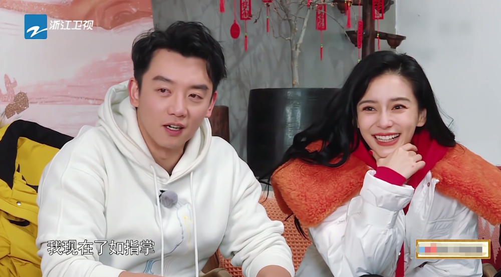 baby喂郑恺吃东西,谁注意他下意识的反应?太真实!
